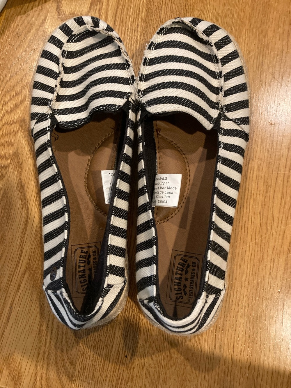 Levi’s size 7 cute canvas striped shoes great condition